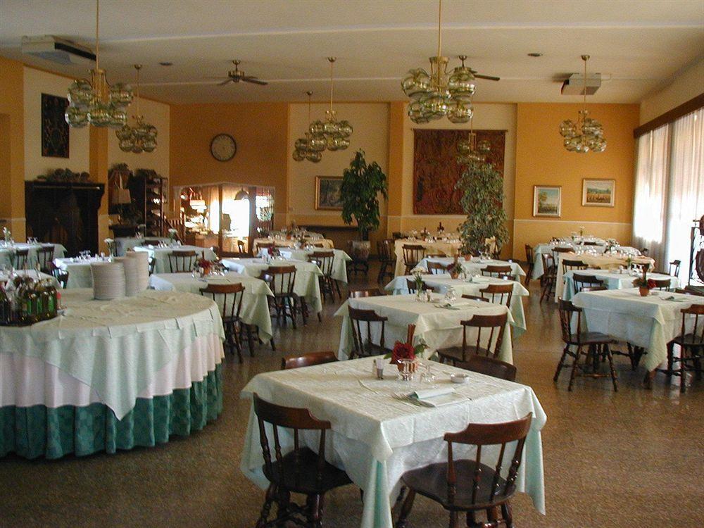 Hotel Quo Vadis None Luaran gambar