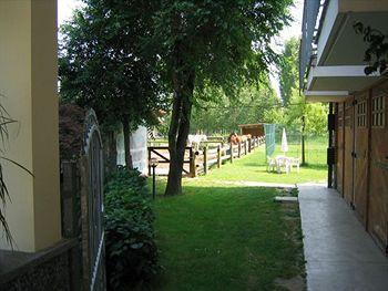 Hotel Quo Vadis None Luaran gambar