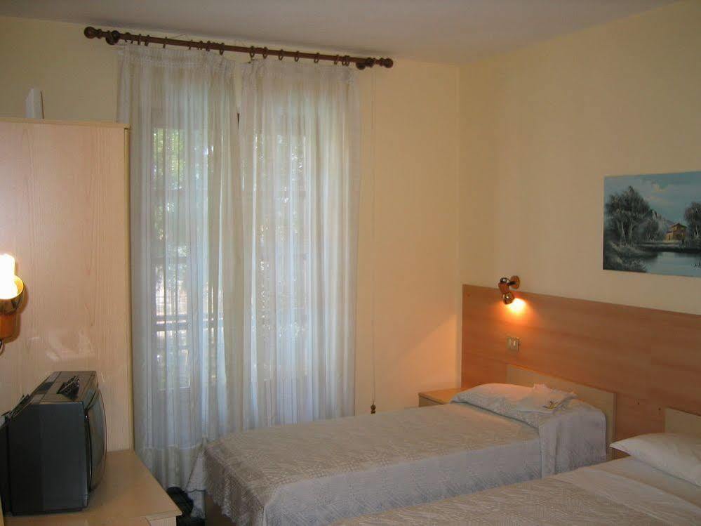 Hotel Quo Vadis None Luaran gambar